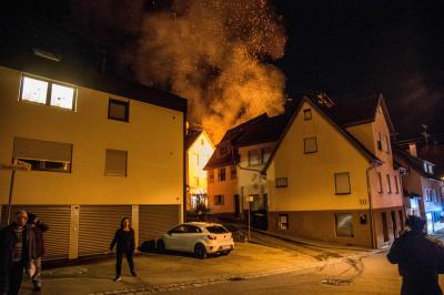 FLAMMENBILDER! Korb: Schuppenbrand greift auf Wohnhaus ueber - Bewohnerin gerettet